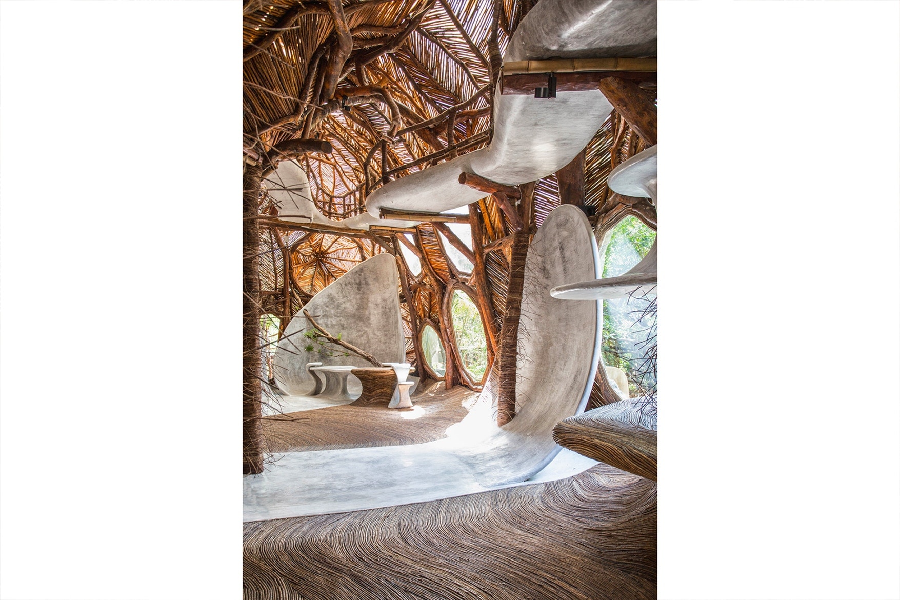 ジブリの世界を彷彿とさせる自然派アートギャラリー IK Lab が完成 展示作品より目立ってしまいそうなツリーハウス風のデザイン空間をチェック メキシコ トゥルム アートギャラリー IK Lab ツリーハウス 現地の木材 コンクリート リラックスムード HYPEBEAST ハイプビースト