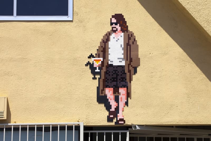 Invader が最新プロジェクト “9th Wave of Invasion” でロサンゼルスの街を侵略 全29個の新作アートピースの中には某映画に登場するあの不精者の姿も 東京にも『スペースインベーダー』に登場するCRABや鉄腕アトムの8bit作品を残しているフランス人アーティスト、Invader(インベーダー)が今度はロサンゼルスを“侵略”した。 “9th Wave of Invasion”と題した最新プロジェクトでも、お馴染みのスタイルで街や通りの至るところに作品を設置。29個の作品の中で最も印象的なものは、Coen(コーエン)兄弟が1998年に製作した映画『ビッグ・リボウスキ』の主人公デュードだろう。マティーニを片手にサングラスをかけたデュードが見たい方は、コリアタウン付近のウェスト4thストリートに面するボーリング場『Shatto 39 Lanes』まで足を伸ばしてみてほしい。また、招き猫やイチゴと並ぶカニ型のインベーダーなど、その他の作品もユニークなものばかり。LAを訪れた際は是非、街の風景を眺めながらInvaderのアートピースを探してみてほしい。 この機会に、必需品を紹介する人気企画“Essentials”に登場したInvaderのアーカイブ記事をプレイバックしてみてはいかが? HYPEBEAST