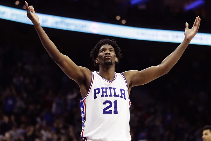 76ers のバスケットボール運営部門代表が Twitter の裏アカウントでチームの選手たちを批難? チームの大黒柱であるジョエル・エンビードにも蹴りを食らわせたいとTweetするなど、合計5つのアカウントを使用していた疑惑が浮上 Ben Simons(ベン・シモンズ)の活躍もあり、フィラデルフィア・76ersはNBAの数ある球団の中で最も実りのある1年を過ごしたことだろう。だが、76ersのバスケットボール運営部門代表を務めるBryan Colangelo(ブライアン・コランジェロ)に、とある疑惑が浮上した。 『The Ringer』によると、トロント・ラプターズの元GMはTwitterの裏アカウントを使用し、自身の医療情報の公開のほか、チームの大黒柱であるJoel Embiid(ジョエル・エンビード)を含む一部所属選手たちを批難していたという。『The Ringer』が発見したそれと思しきアカウントは、@phila1234567、@AlVic40117560/Eric_jr、@Honesta34197118、@Enoughunkownso1、@s_bonhamsの計5つ。最後のアカウントについては、最近までツイートがあったとのことだ。 『The Ringer』は5月22日(火)、76ersに前述のアカウントがBryan Colangeloと関係しているのではないかというメールを送信。すると、その日のうちに全てのアカウントが公開アカウントから非公開アカウントへと変更された。さらに、@s_bonhamsは彼の元エージェントや彼の息子のカレッジバスケのチームメイトなど、37人をアンフォローしたという。 Embiidの批判をしていたアカウントは、@AlVic40117560/Eric_jr。2017年4月のTweetでは、「Embiidの馬鹿みたいなダンスは最悪で、(チーム全体に)大惨事をもたらした。次回は彼のチームから嘲られる前に2度考えるべきだね」と発言。また、「もし私がマネージメントの立場であれば、はしごに登って彼のケツに蹴りをお見舞いしてるね」と続けている。 76ersは一連の騒ぎについて、Colangelo自身が5月29日(火)付けで以下の声明を発表。 スポーツ業界にいる多くの同僚と同様に、私はソーシャルメディアを情報を得る手段として使用してきました。一方で、私はソーシャルメディアにいかなる投稿もしておらず、私は@Phila1234567のTwitterアカウントを使用して、我々の業界と最近のイベントなどをモニターしてきました。これが多くのレベルで私に貢献したことは間違いありません。ですが、私は注意喚起をされたその他のアカウントとは一切関係がなく、その背後に誰がいて、それらのアカウントを使用する動機さえ存じ上げません。 これにはJoel Embiid本人もリアクションを発しているが、彼はこのストーリーを全く信じていない模様。このアカウントではNerlens Noel(ナーレンズ・ノエル)、Jahlil Okafor(ジャリル・オカフォー)、さらにはDwyane Wade(ドウェイン・ウェイド)とその妻Gabrielle Union(ガブリエル・ユニオン)にも言及していたようだが、ストーリーの全貌を知りたい方は、『The Ringer』のレポートをチェックしてみてはいかがだろうか。