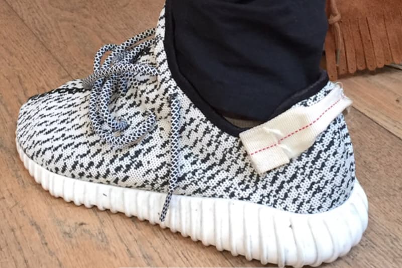 カニエ・ウェストが YEEZY BOOST 350 のオリジナルサンプルを公開 市場価値約16万円の初代“Turtle Dove”のサンプルには流通モデルとの違いが複数存在 Kanye West(カニエ・ウェスト)からは日を跨げばまたひとつ、新しいトピックが飛び出すと言っても過言ではないかもしれない。昨日は〈YEEZY(イージー)〉の新部門として、建築事務所“YEEZY home”の設立をTwitterで宣言。そして、本日は“YEEZY Season 1”から登場した懐かしの初代YEEZY BOOST 350 “Turtle Dove”のオリジナルサンプルを公開してくれた。同スニーカーがリリースされたのは、2015年6月。初代は流通がかなり限定されていたため、現在『StockX』では約16万円の市場価値がつけられている。’Yeが公開したサンプル品は、市販モデルと比較してシューレースが太く、アッパーのデザインもやや荒い。また、ヒールタブの縫い付けもサンプルらしく、当初の履き口はホワイトではなくブラックを計画していたようだ。 市販モデルとデザインを比較したいという方は、こちらから。あわせて、KanyeがセルフリークしたYEEZY BOOST 700 Wave Runnerの系譜を次ぐ次世代モデル、700 “V2”もお見逃しなく。