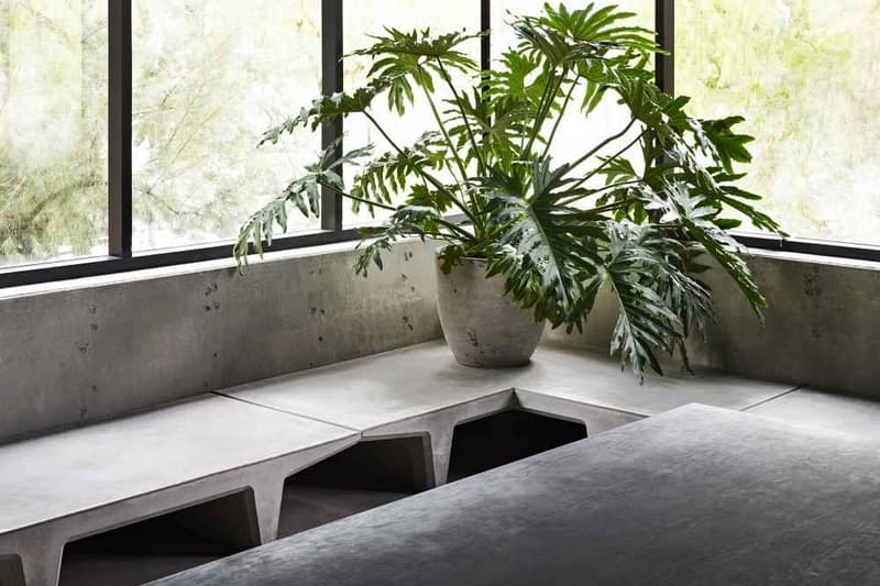 カリフォルニア州カラバサスにある YEEZY のスタジオに潜入 〈YEEZY〉から新たに誕生する建築部門のデザイン美を体現したカニエ・ウェストの新社屋を公開 Kanye West(カニエ・ウェスト)は新入社員の採用を自ら呼びかけており、〈YEEZY(イージー)〉の拡大に向けて忙しい毎日を過ごしている。その一環として’Yeは先日、建築事務所の設立を大々的に発表したが、カリフォルニア州カラバサスに位置する〈YEEZY〉の新社屋は、彼らがそこで目指すスタイルが色濃く反映されているように感じる。 70年代の建築様式を採用したという2階建ての建物は、1,337㎡という広大なオフィススペースを要し、事務所、デザイン/プロダクションルーム、さらにはレコーディングスタジオも併設。コレクションと同様、無駄を削ぎ落としたミニマルなデザイン美を踏襲しながら、残忍さ、功利主義精神、ポストモダニズムなど、様々なデザイン言語が複雑に融合されている。コンクリートの床と黒く着色した木製の壁で縁取られた空間は飾り気のない蛍光灯に照らされることで無機質な風合いが一層強調されており、そこには巨大な本棚や特注の家具を設置。『PIN-UP』が撮影した〈YEEZY〉のクリエイション現場の様子を是非、上のフォトギャラリーから覗いてみてほしい。 あわせて、シャークソールのサンダルやバッシュなど、カラバサスオフィスからリークされた〈YEEZY〉の新作フットウェアコレクションもお見逃しなく。