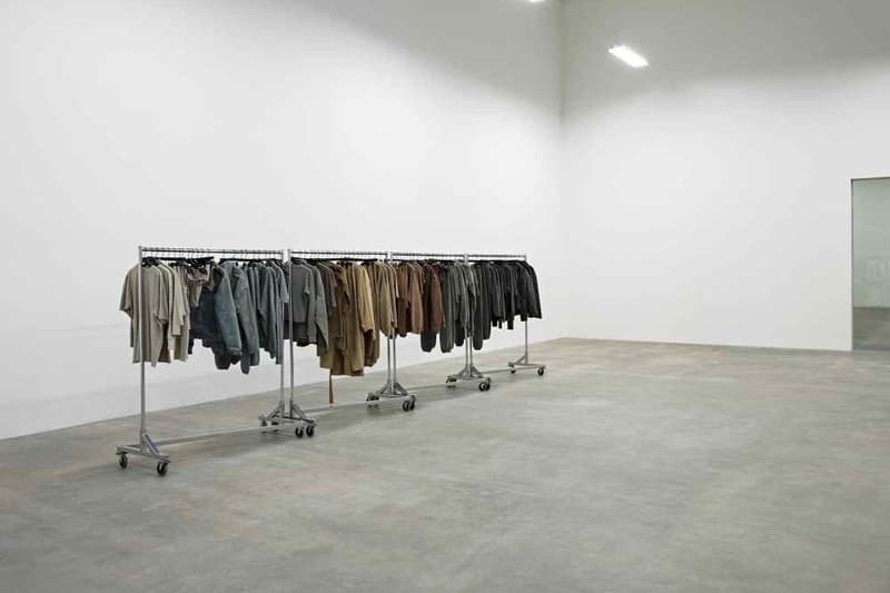 カリフォルニア州カラバサスにある YEEZY のスタジオに潜入 〈YEEZY〉から新たに誕生する建築部門のデザイン美を体現したカニエ・ウェストの新社屋を公開 Kanye West(カニエ・ウェスト)は新入社員の採用を自ら呼びかけており、〈YEEZY(イージー)〉の拡大に向けて忙しい毎日を過ごしている。その一環として’Yeは先日、建築事務所の設立を大々的に発表したが、カリフォルニア州カラバサスに位置する〈YEEZY〉の新社屋は、彼らがそこで目指すスタイルが色濃く反映されているように感じる。 70年代の建築様式を採用したという2階建ての建物は、1,337㎡という広大なオフィススペースを要し、事務所、デザイン/プロダクションルーム、さらにはレコーディングスタジオも併設。コレクションと同様、無駄を削ぎ落としたミニマルなデザイン美を踏襲しながら、残忍さ、功利主義精神、ポストモダニズムなど、様々なデザイン言語が複雑に融合されている。コンクリートの床と黒く着色した木製の壁で縁取られた空間は飾り気のない蛍光灯に照らされることで無機質な風合いが一層強調されており、そこには巨大な本棚や特注の家具を設置。『PIN-UP』が撮影した〈YEEZY〉のクリエイション現場の様子を是非、上のフォトギャラリーから覗いてみてほしい。 あわせて、シャークソールのサンダルやバッシュなど、カラバサスオフィスからリークされた〈YEEZY〉の新作フットウェアコレクションもお見逃しなく。