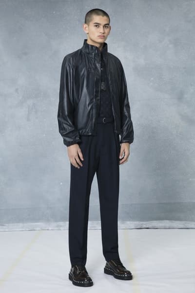 メゾンとしての威厳とクリエイティブ性を追求した Louis Vuitton 2018年秋冬プレコレクション キム・ジョーンズが約7年間過ごした〈LV〉に伝えたかった一言は、“Louis Vuitton Merci(ルイ・ヴィトンありがとう)” Virgil Abloh ヴァージル・アブロー Kim Jones キム・ジョーンズ Louis Vuitton ルイ・ヴィトン Dior Homme ディオール・オム 2018年秋冬プレコレクション ルックブック LV Louis Vuitton Merci ルイ・ヴィトンありがとう Vivienne ヴィヴィエンヌ ムートンコート トラッカージャケット サイコロ 開襟シャツ モノグラム模様 デニムパンツ HYPEBEAST ハイプビースト
