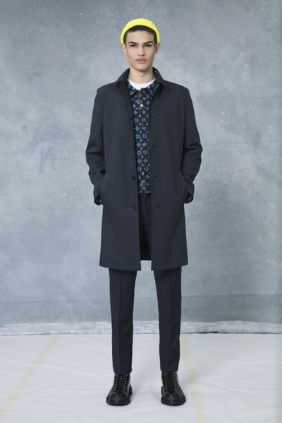 メゾンとしての威厳とクリエイティブ性を追求した Louis Vuitton 2018年秋冬プレコレクション キム・ジョーンズが約7年間過ごした〈LV〉に伝えたかった一言は、“Louis Vuitton Merci（ルイ・ヴィトンありがとう）” Virgil Abloh ヴァージル・アブロー Kim Jones キム・ジョーンズ Louis Vuitton ルイ・ヴィトン Dior Homme ディオール・オム 2018年秋冬プレコレクション ルックブック LV Louis Vuitton Merci ルイ・ヴィトンありがとう Vivienne ヴィヴィエンヌ ムートンコート トラッカージャケット サイコロ 開襟シャツ モノグラム模様 デニムパンツ HYPEBEAST ハイプビースト