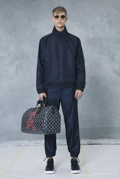 メゾンとしての威厳とクリエイティブ性を追求した Louis Vuitton 2018年秋冬プレコレクション キム・ジョーンズが約7年間過ごした〈LV〉に伝えたかった一言は、“Louis Vuitton Merci（ルイ・ヴィトンありがとう）” Virgil Abloh ヴァージル・アブロー Kim Jones キム・ジョーンズ Louis Vuitton ルイ・ヴィトン Dior Homme ディオール・オム 2018年秋冬プレコレクション ルックブック LV Louis Vuitton Merci ルイ・ヴィトンありがとう Vivienne ヴィヴィエンヌ ムートンコート トラッカージャケット サイコロ 開襟シャツ モノグラム模様 デニムパンツ HYPEBEAST ハイプビースト