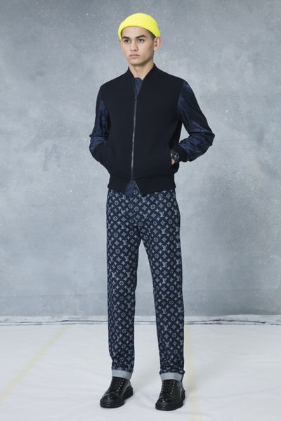 メゾンとしての威厳とクリエイティブ性を追求した Louis Vuitton 2018年秋冬プレコレクション キム・ジョーンズが約7年間過ごした〈LV〉に伝えたかった一言は、“Louis Vuitton Merci（ルイ・ヴィトンありがとう）” Virgil Abloh ヴァージル・アブロー Kim Jones キム・ジョーンズ Louis Vuitton ルイ・ヴィトン Dior Homme ディオール・オム 2018年秋冬プレコレクション ルックブック LV Louis Vuitton Merci ルイ・ヴィトンありがとう Vivienne ヴィヴィエンヌ ムートンコート トラッカージャケット サイコロ 開襟シャツ モノグラム模様 デニムパンツ HYPEBEAST ハイプビースト