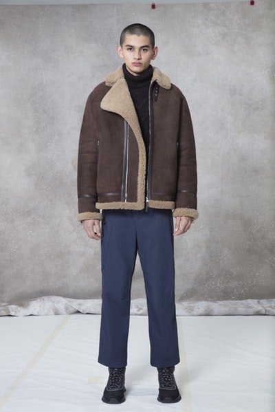 メゾンとしての威厳とクリエイティブ性を追求した Louis Vuitton 2018年秋冬プレコレクション キム・ジョーンズが約7年間過ごした〈LV〉に伝えたかった一言は、“Louis Vuitton Merci（ルイ・ヴィトンありがとう）” Virgil Abloh ヴァージル・アブロー Kim Jones キム・ジョーンズ Louis Vuitton ルイ・ヴィトン Dior Homme ディオール・オム 2018年秋冬プレコレクション ルックブック LV Louis Vuitton Merci ルイ・ヴィトンありがとう Vivienne ヴィヴィエンヌ ムートンコート トラッカージャケット サイコロ 開襟シャツ モノグラム模様 デニムパンツ HYPEBEAST ハイプビースト
