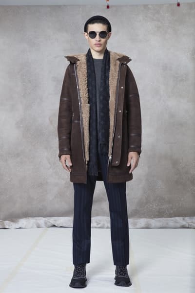メゾンとしての威厳とクリエイティブ性を追求した Louis Vuitton 2018年秋冬プレコレクション キム・ジョーンズが約7年間過ごした〈LV〉に伝えたかった一言は、“Louis Vuitton Merci(ルイ・ヴィトンありがとう)” Virgil Abloh ヴァージル・アブロー Kim Jones キム・ジョーンズ Louis Vuitton ルイ・ヴィトン Dior Homme ディオール・オム 2018年秋冬プレコレクション ルックブック LV Louis Vuitton Merci ルイ・ヴィトンありがとう Vivienne ヴィヴィエンヌ ムートンコート トラッカージャケット サイコロ 開襟シャツ モノグラム模様 デニムパンツ HYPEBEAST ハイプビースト