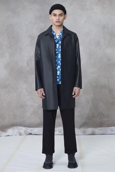 メゾンとしての威厳とクリエイティブ性を追求した Louis Vuitton 2018年秋冬プレコレクション キム・ジョーンズが約7年間過ごした〈LV〉に伝えたかった一言は、“Louis Vuitton Merci(ルイ・ヴィトンありがとう)” Virgil Abloh ヴァージル・アブロー Kim Jones キム・ジョーンズ Louis Vuitton ルイ・ヴィトン Dior Homme ディオール・オム 2018年秋冬プレコレクション ルックブック LV Louis Vuitton Merci ルイ・ヴィトンありがとう Vivienne ヴィヴィエンヌ ムートンコート トラッカージャケット サイコロ 開襟シャツ モノグラム模様 デニムパンツ HYPEBEAST ハイプビースト