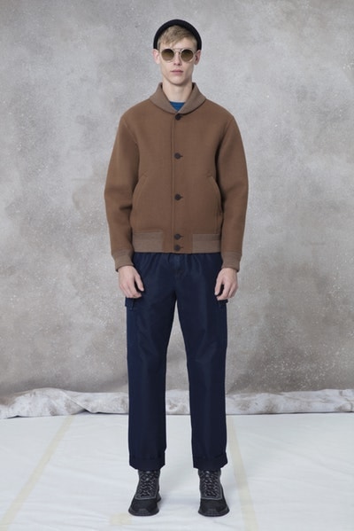メゾンとしての威厳とクリエイティブ性を追求した Louis Vuitton 2018年秋冬プレコレクション キム・ジョーンズが約7年間過ごした〈LV〉に伝えたかった一言は、“Louis Vuitton Merci（ルイ・ヴィトンありがとう）” Virgil Abloh ヴァージル・アブロー Kim Jones キム・ジョーンズ Louis Vuitton ルイ・ヴィトン Dior Homme ディオール・オム 2018年秋冬プレコレクション ルックブック LV Louis Vuitton Merci ルイ・ヴィトンありがとう Vivienne ヴィヴィエンヌ ムートンコート トラッカージャケット サイコロ 開襟シャツ モノグラム模様 デニムパンツ HYPEBEAST ハイプビースト