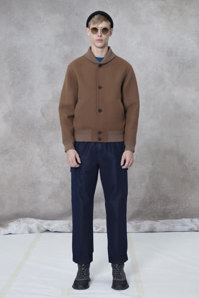 メゾンとしての威厳とクリエイティブ性を追求した Louis Vuitton 2018年秋冬プレコレクション キム・ジョーンズが約7年間過ごした〈LV〉に伝えたかった一言は、“Louis Vuitton Merci(ルイ・ヴィトンありがとう)” Virgil Abloh ヴァージル・アブロー Kim Jones キム・ジョーンズ Louis Vuitton ルイ・ヴィトン Dior Homme ディオール・オム 2018年秋冬プレコレクション ルックブック LV Louis Vuitton Merci ルイ・ヴィトンありがとう Vivienne ヴィヴィエンヌ ムートンコート トラッカージャケット サイコロ 開襟シャツ モノグラム模様 デニムパンツ HYPEBEAST ハイプビースト