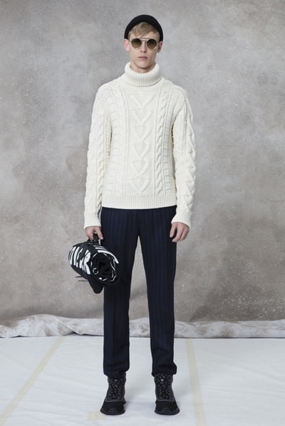 メゾンとしての威厳とクリエイティブ性を追求した Louis Vuitton 2018年秋冬プレコレクション キム・ジョーンズが約7年間過ごした〈LV〉に伝えたかった一言は、“Louis Vuitton Merci（ルイ・ヴィトンありがとう）” Virgil Abloh ヴァージル・アブロー Kim Jones キム・ジョーンズ Louis Vuitton ルイ・ヴィトン Dior Homme ディオール・オム 2018年秋冬プレコレクション ルックブック LV Louis Vuitton Merci ルイ・ヴィトンありがとう Vivienne ヴィヴィエンヌ ムートンコート トラッカージャケット サイコロ 開襟シャツ モノグラム模様 デニムパンツ HYPEBEAST ハイプビースト