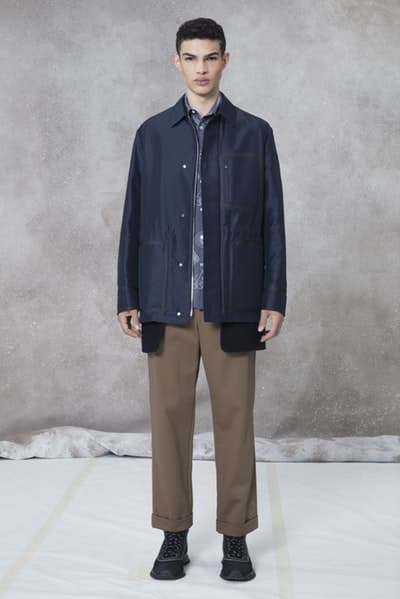 メゾンとしての威厳とクリエイティブ性を追求した Louis Vuitton 2018年秋冬プレコレクション キム・ジョーンズが約7年間過ごした〈LV〉に伝えたかった一言は、“Louis Vuitton Merci(ルイ・ヴィトンありがとう)” Virgil Abloh ヴァージル・アブロー Kim Jones キム・ジョーンズ Louis Vuitton ルイ・ヴィトン Dior Homme ディオール・オム 2018年秋冬プレコレクション ルックブック LV Louis Vuitton Merci ルイ・ヴィトンありがとう Vivienne ヴィヴィエンヌ ムートンコート トラッカージャケット サイコロ 開襟シャツ モノグラム模様 デニムパンツ HYPEBEAST ハイプビースト