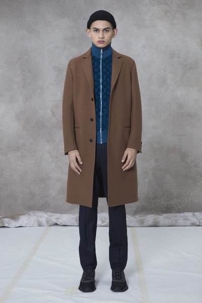 メゾンとしての威厳とクリエイティブ性を追求した Louis Vuitton 2018年秋冬プレコレクション キム・ジョーンズが約7年間過ごした〈LV〉に伝えたかった一言は、“Louis Vuitton Merci（ルイ・ヴィトンありがとう）” Virgil Abloh ヴァージル・アブロー Kim Jones キム・ジョーンズ Louis Vuitton ルイ・ヴィトン Dior Homme ディオール・オム 2018年秋冬プレコレクション ルックブック LV Louis Vuitton Merci ルイ・ヴィトンありがとう Vivienne ヴィヴィエンヌ ムートンコート トラッカージャケット サイコロ 開襟シャツ モノグラム模様 デニムパンツ HYPEBEAST ハイプビースト