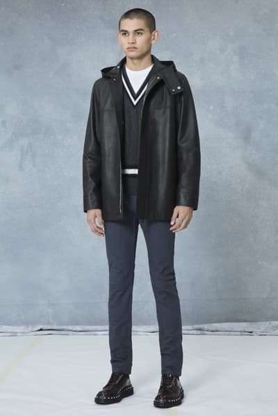 メゾンとしての威厳とクリエイティブ性を追求した Louis Vuitton 2018年秋冬プレコレクション キム・ジョーンズが約7年間過ごした〈LV〉に伝えたかった一言は、“Louis Vuitton Merci(ルイ・ヴィトンありがとう)” Virgil Abloh ヴァージル・アブロー Kim Jones キム・ジョーンズ Louis Vuitton ルイ・ヴィトン Dior Homme ディオール・オム 2018年秋冬プレコレクション ルックブック LV Louis Vuitton Merci ルイ・ヴィトンありがとう Vivienne ヴィヴィエンヌ ムートンコート トラッカージャケット サイコロ 開襟シャツ モノグラム模様 デニムパンツ HYPEBEAST ハイプビースト
