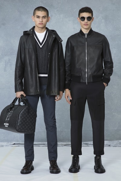メゾンとしての威厳とクリエイティブ性を追求した Louis Vuitton 2018年秋冬プレコレクション キム・ジョーンズが約7年間過ごした〈LV〉に伝えたかった一言は、“Louis Vuitton Merci（ルイ・ヴィトンありがとう）” Virgil Abloh ヴァージル・アブロー Kim Jones キム・ジョーンズ Louis Vuitton ルイ・ヴィトン Dior Homme ディオール・オム 2018年秋冬プレコレクション ルックブック LV Louis Vuitton Merci ルイ・ヴィトンありがとう Vivienne ヴィヴィエンヌ ムートンコート トラッカージャケット サイコロ 開襟シャツ モノグラム模様 デニムパンツ HYPEBEAST ハイプビースト