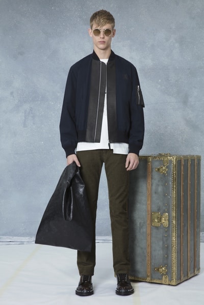 メゾンとしての威厳とクリエイティブ性を追求した Louis Vuitton 2018年秋冬プレコレクション キム・ジョーンズが約7年間過ごした〈LV〉に伝えたかった一言は、“Louis Vuitton Merci（ルイ・ヴィトンありがとう）” Virgil Abloh ヴァージル・アブロー Kim Jones キム・ジョーンズ Louis Vuitton ルイ・ヴィトン Dior Homme ディオール・オム 2018年秋冬プレコレクション ルックブック LV Louis Vuitton Merci ルイ・ヴィトンありがとう Vivienne ヴィヴィエンヌ ムートンコート トラッカージャケット サイコロ 開襟シャツ モノグラム模様 デニムパンツ HYPEBEAST ハイプビースト