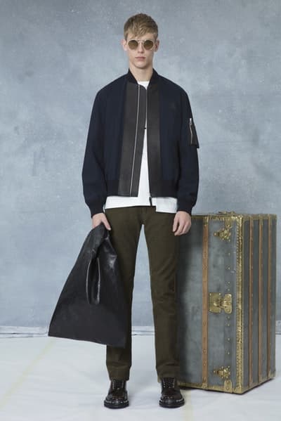 メゾンとしての威厳とクリエイティブ性を追求した Louis Vuitton 2018年秋冬プレコレクション キム・ジョーンズが約7年間過ごした〈LV〉に伝えたかった一言は、“Louis Vuitton Merci(ルイ・ヴィトンありがとう)” Virgil Abloh ヴァージル・アブロー Kim Jones キム・ジョーンズ Louis Vuitton ルイ・ヴィトン Dior Homme ディオール・オム 2018年秋冬プレコレクション ルックブック LV Louis Vuitton Merci ルイ・ヴィトンありがとう Vivienne ヴィヴィエンヌ ムートンコート トラッカージャケット サイコロ 開襟シャツ モノグラム模様 デニムパンツ HYPEBEAST ハイプビースト