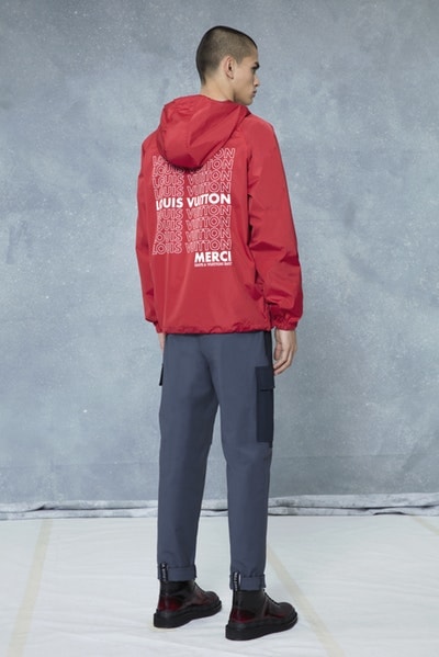 メゾンとしての威厳とクリエイティブ性を追求した Louis Vuitton 2018年秋冬プレコレクション キム・ジョーンズが約7年間過ごした〈LV〉に伝えたかった一言は、“Louis Vuitton Merci（ルイ・ヴィトンありがとう）” Virgil Abloh ヴァージル・アブロー Kim Jones キム・ジョーンズ Louis Vuitton ルイ・ヴィトン Dior Homme ディオール・オム 2018年秋冬プレコレクション ルックブック LV Louis Vuitton Merci ルイ・ヴィトンありがとう Vivienne ヴィヴィエンヌ ムートンコート トラッカージャケット サイコロ 開襟シャツ モノグラム模様 デニムパンツ HYPEBEAST ハイプビースト