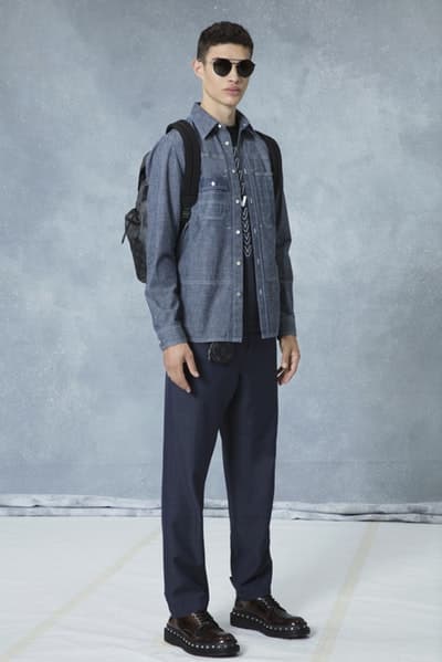メゾンとしての威厳とクリエイティブ性を追求した Louis Vuitton 2018年秋冬プレコレクション キム・ジョーンズが約7年間過ごした〈LV〉に伝えたかった一言は、“Louis Vuitton Merci(ルイ・ヴィトンありがとう)” Virgil Abloh ヴァージル・アブロー Kim Jones キム・ジョーンズ Louis Vuitton ルイ・ヴィトン Dior Homme ディオール・オム 2018年秋冬プレコレクション ルックブック LV Louis Vuitton Merci ルイ・ヴィトンありがとう Vivienne ヴィヴィエンヌ ムートンコート トラッカージャケット サイコロ 開襟シャツ モノグラム模様 デニムパンツ HYPEBEAST ハイプビースト