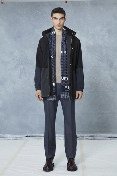 メゾンとしての威厳とクリエイティブ性を追求した Louis Vuitton 2018年秋冬プレコレクション キム・ジョーンズが約7年間過ごした〈LV〉に伝えたかった一言は、“Louis Vuitton Merci（ルイ・ヴィトンありがとう）” Virgil Abloh ヴァージル・アブロー Kim Jones キム・ジョーンズ Louis Vuitton ルイ・ヴィトン Dior Homme ディオール・オム 2018年秋冬プレコレクション ルックブック LV Louis Vuitton Merci ルイ・ヴィトンありがとう Vivienne ヴィヴィエンヌ ムートンコート トラッカージャケット サイコロ 開襟シャツ モノグラム模様 デニムパンツ HYPEBEAST ハイプビースト
