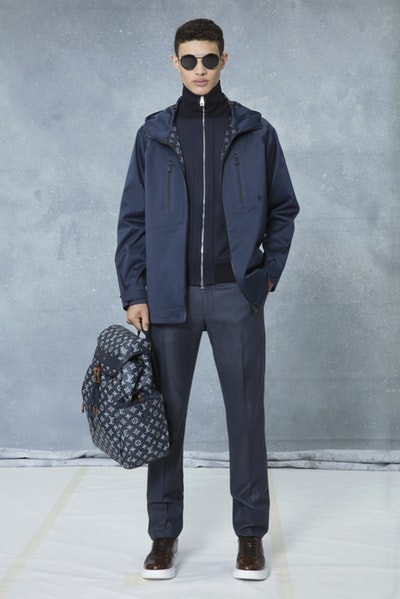 メゾンとしての威厳とクリエイティブ性を追求した Louis Vuitton 2018年秋冬プレコレクション キム・ジョーンズが約7年間過ごした〈LV〉に伝えたかった一言は、“Louis Vuitton Merci（ルイ・ヴィトンありがとう）” Virgil Abloh ヴァージル・アブロー Kim Jones キム・ジョーンズ Louis Vuitton ルイ・ヴィトン Dior Homme ディオール・オム 2018年秋冬プレコレクション ルックブック LV Louis Vuitton Merci ルイ・ヴィトンありがとう Vivienne ヴィヴィエンヌ ムートンコート トラッカージャケット サイコロ 開襟シャツ モノグラム模様 デニムパンツ HYPEBEAST ハイプビースト