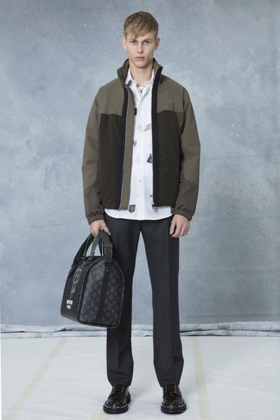 メゾンとしての威厳とクリエイティブ性を追求した Louis Vuitton 2018年秋冬プレコレクション キム・ジョーンズが約7年間過ごした〈LV〉に伝えたかった一言は、“Louis Vuitton Merci（ルイ・ヴィトンありがとう）” Virgil Abloh ヴァージル・アブロー Kim Jones キム・ジョーンズ Louis Vuitton ルイ・ヴィトン Dior Homme ディオール・オム 2018年秋冬プレコレクション ルックブック LV Louis Vuitton Merci ルイ・ヴィトンありがとう Vivienne ヴィヴィエンヌ ムートンコート トラッカージャケット サイコロ 開襟シャツ モノグラム模様 デニムパンツ HYPEBEAST ハイプビースト