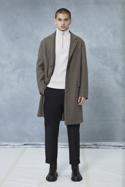 メゾンとしての威厳とクリエイティブ性を追求した Louis Vuitton 2018年秋冬プレコレクション キム・ジョーンズが約7年間過ごした〈LV〉に伝えたかった一言は、“Louis Vuitton Merci（ルイ・ヴィトンありがとう）” Virgil Abloh ヴァージル・アブロー Kim Jones キム・ジョーンズ Louis Vuitton ルイ・ヴィトン Dior Homme ディオール・オム 2018年秋冬プレコレクション ルックブック LV Louis Vuitton Merci ルイ・ヴィトンありがとう Vivienne ヴィヴィエンヌ ムートンコート トラッカージャケット サイコロ 開襟シャツ モノグラム模様 デニムパンツ HYPEBEAST ハイプビースト