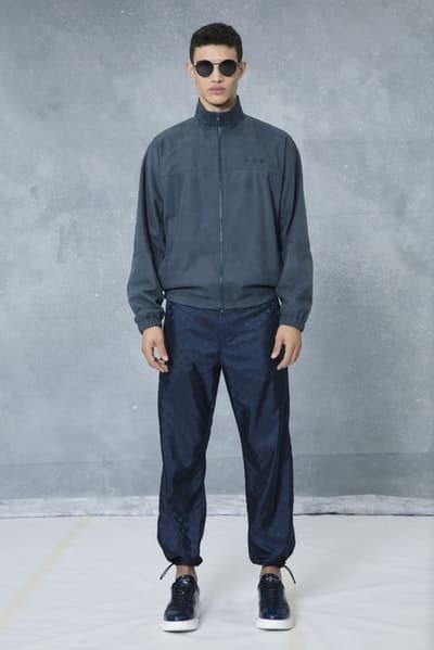 メゾンとしての威厳とクリエイティブ性を追求した Louis Vuitton 2018年秋冬プレコレクション キム・ジョーンズが約7年間過ごした〈LV〉に伝えたかった一言は、“Louis Vuitton Merci(ルイ・ヴィトンありがとう)” Virgil Abloh ヴァージル・アブロー Kim Jones キム・ジョーンズ Louis Vuitton ルイ・ヴィトン Dior Homme ディオール・オム 2018年秋冬プレコレクション ルックブック LV Louis Vuitton Merci ルイ・ヴィトンありがとう Vivienne ヴィヴィエンヌ ムートンコート トラッカージャケット サイコロ 開襟シャツ モノグラム模様 デニムパンツ HYPEBEAST ハイプビースト