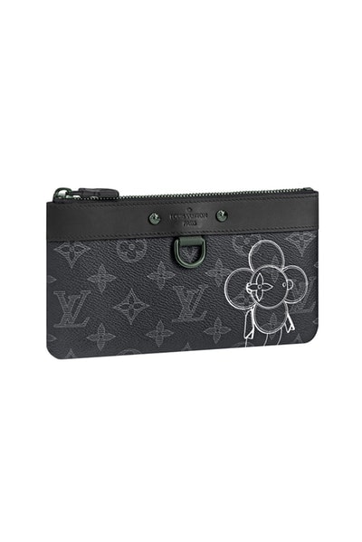 メゾンとしての威厳とクリエイティブ性を追求した Louis Vuitton 2018年秋冬プレコレクション キム・ジョーンズが約7年間過ごした〈LV〉に伝えたかった一言は、“Louis Vuitton Merci（ルイ・ヴィトンありがとう）” Virgil Abloh ヴァージル・アブロー Kim Jones キム・ジョーンズ Louis Vuitton ルイ・ヴィトン Dior Homme ディオール・オム 2018年秋冬プレコレクション ルックブック LV Louis Vuitton Merci ルイ・ヴィトンありがとう Vivienne ヴィヴィエンヌ ムートンコート トラッカージャケット サイコロ 開襟シャツ モノグラム模様 デニムパンツ HYPEBEAST ハイプビースト