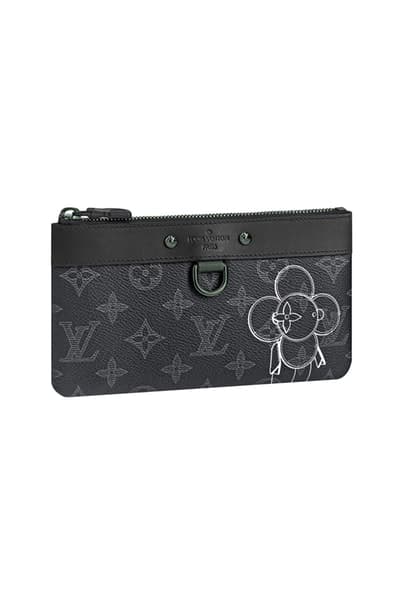 メゾンとしての威厳とクリエイティブ性を追求した Louis Vuitton 2018年秋冬プレコレクション キム・ジョーンズが約7年間過ごした〈LV〉に伝えたかった一言は、“Louis Vuitton Merci(ルイ・ヴィトンありがとう)” Virgil Abloh ヴァージル・アブロー Kim Jones キム・ジョーンズ Louis Vuitton ルイ・ヴィトン Dior Homme ディオール・オム 2018年秋冬プレコレクション ルックブック LV Louis Vuitton Merci ルイ・ヴィトンありがとう Vivienne ヴィヴィエンヌ ムートンコート トラッカージャケット サイコロ 開襟シャツ モノグラム模様 デニムパンツ HYPEBEAST ハイプビースト