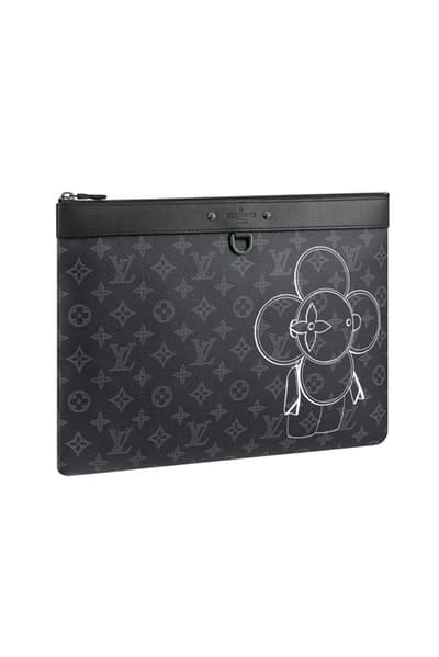 メゾンとしての威厳とクリエイティブ性を追求した Louis Vuitton 2018年秋冬プレコレクション キム・ジョーンズが約7年間過ごした〈LV〉に伝えたかった一言は、“Louis Vuitton Merci（ルイ・ヴィトンありがとう）” Virgil Abloh ヴァージル・アブロー Kim Jones キム・ジョーンズ Louis Vuitton ルイ・ヴィトン Dior Homme ディオール・オム 2018年秋冬プレコレクション ルックブック LV Louis Vuitton Merci ルイ・ヴィトンありがとう Vivienne ヴィヴィエンヌ ムートンコート トラッカージャケット サイコロ 開襟シャツ モノグラム模様 デニムパンツ HYPEBEAST ハイプビースト