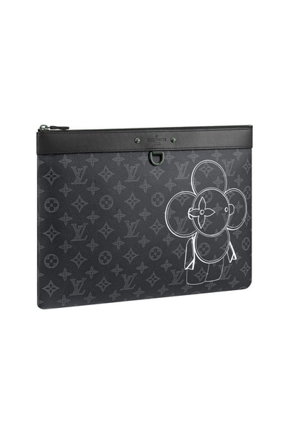 メゾンとしての威厳とクリエイティブ性を追求した Louis Vuitton 2018年秋冬プレコレクション キム・ジョーンズが約7年間過ごした〈LV〉に伝えたかった一言は、“Louis Vuitton Merci（ルイ・ヴィトンありがとう）” Virgil Abloh ヴァージル・アブロー Kim Jones キム・ジョーンズ Louis Vuitton ルイ・ヴィトン Dior Homme ディオール・オム 2018年秋冬プレコレクション ルックブック LV Louis Vuitton Merci ルイ・ヴィトンありがとう Vivienne ヴィヴィエンヌ ムートンコート トラッカージャケット サイコロ 開襟シャツ モノグラム模様 デニムパンツ HYPEBEAST ハイプビースト