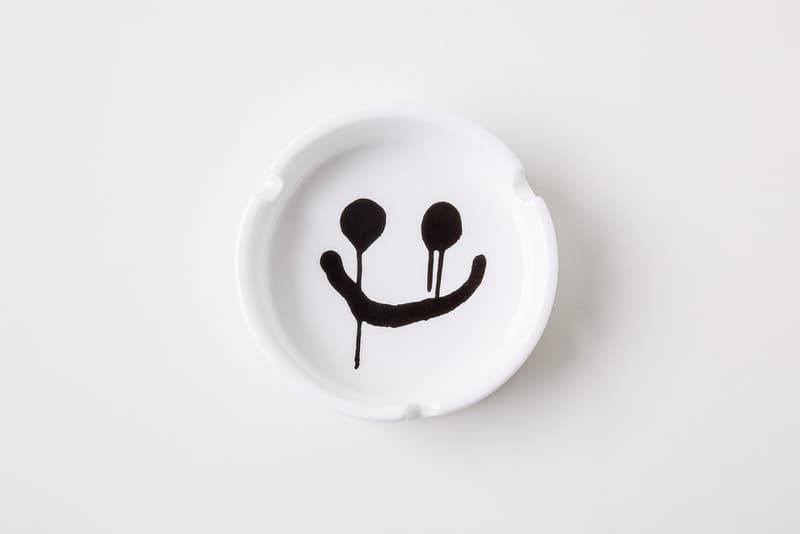 MADSAKI の個展 “Combination Platter” を祝う限定コレクションが登場 パブロ・ピカソの名画をモジッたプリントTシャツや〈Globe〉とのコラボスケートデッキを含む、ライフスタイルアイテムが多数ラインアップ スマイルマーク 安倍晋三 村上隆 MADSAKI マサキ Combination Platter コンビネーションプラッター コラボコレクション ギャラリーペロタン Central Embassy パブロ・ピカソ Tシャツ 灰皿 ライター Globe グローブ コラボスケートデッキ トートバッグ マグカップ 缶バッヂ SIWILAI HYPEBEAST ハイプビースト