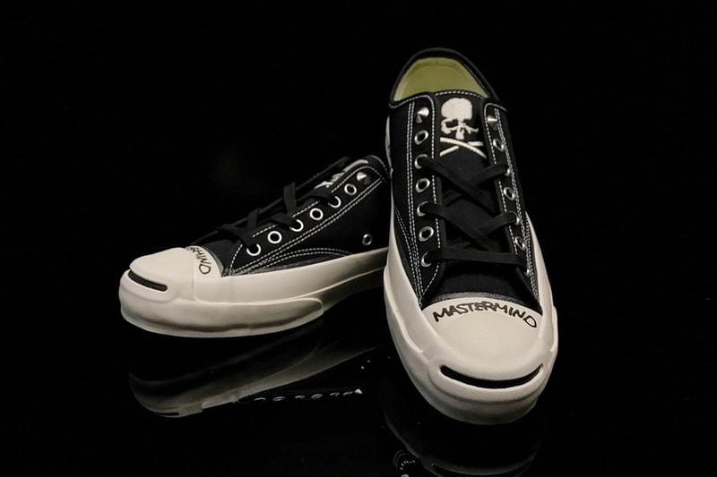DIY精神が購買意欲を駆り立てる mastermind JAPAN x CONVERSE ADDICT Jack Purcell 〈ADDICT〉が展開するハイスペックモデルと本間正章のダークな世界観が融合した逸足 〈mastermind JAPAN（マスターマインド ジャパン）〉とファッションアディクトをハイにする究極のシューズライン〈CONVERSE ADDICT（コンバース アディクト）〉が手を組み、不朽の名作Jack Purcellのコラボレートモデルを製作。一見、70年代のJack Purcellに見られるステッチやヒールラベルなど、ヴィンテージを彷彿させるデザインを踏襲したような印象を受けるも、〈ADDICT〉展開モデルはVibramソールやクッション性に優れたポロンを搭載する圧縮EVA製カップインソールを採用し、機能面が大幅に向上している。本作は本間正章のダークな世界観を表現すべく、ベースカラーはブラック/ホワイトで、シュータンには刺繍のクロスボーンスカルを配置。また、スケーターたちの落書きやVirgil Abloh（ヴァージル・アブロー）に端を発した近年のDIY精神と同じく、トゥには手書きの“MASTERMIND”ロゴがプリントされている。  JACK PURCELL CANVAS / MMJは現在『東京ミッドタウン日比谷』内にある『MASTERMIND TOKYO』にて発売中で、価格は24,000円。ストアに足を運ぶ前に、『HYPEBEAST』が撮影した『MASTERMIND TOKYO』の店内の様子をチェックしてみてはいかがだろうか。