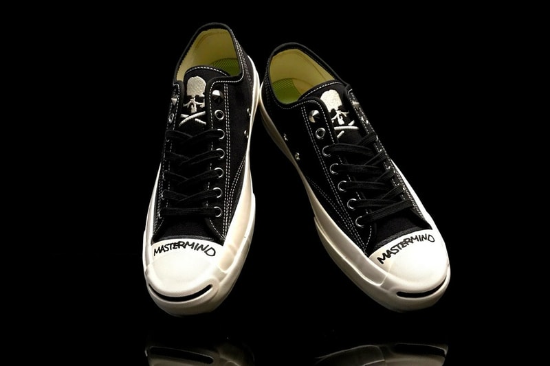 DIY精神が購買意欲を駆り立てる mastermind JAPAN x CONVERSE ADDICT Jack Purcell 〈ADDICT〉が展開するハイスペックモデルと本間正章のダークな世界観が融合した逸足 〈mastermind JAPAN（マスターマインド ジャパン）〉とファッションアディクトをハイにする究極のシューズライン〈CONVERSE ADDICT（コンバース アディクト）〉が手を組み、不朽の名作Jack Purcellのコラボレートモデルを製作。一見、70年代のJack Purcellに見られるステッチやヒールラベルなど、ヴィンテージを彷彿させるデザインを踏襲したような印象を受けるも、〈ADDICT〉展開モデルはVibramソールやクッション性に優れたポロンを搭載する圧縮EVA製カップインソールを採用し、機能面が大幅に向上している。本作は本間正章のダークな世界観を表現すべく、ベースカラーはブラック/ホワイトで、シュータンには刺繍のクロスボーンスカルを配置。また、スケーターたちの落書きやVirgil Abloh（ヴァージル・アブロー）に端を発した近年のDIY精神と同じく、トゥには手書きの“MASTERMIND”ロゴがプリントされている。  JACK PURCELL CANVAS / MMJは現在『東京ミッドタウン日比谷』内にある『MASTERMIND TOKYO』にて発売中で、価格は24,000円。ストアに足を運ぶ前に、『HYPEBEAST』が撮影した『MASTERMIND TOKYO』の店内の様子をチェックしてみてはいかがだろうか。