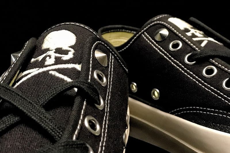 DIY精神が購買意欲を駆り立てる mastermind JAPAN x CONVERSE ADDICT Jack Purcell 〈ADDICT〉が展開するハイスペックモデルと本間正章のダークな世界観が融合した逸足 〈mastermind JAPAN（マスターマインド ジャパン）〉とファッションアディクトをハイにする究極のシューズライン〈CONVERSE ADDICT（コンバース アディクト）〉が手を組み、不朽の名作Jack Purcellのコラボレートモデルを製作。一見、70年代のJack Purcellに見られるステッチやヒールラベルなど、ヴィンテージを彷彿させるデザインを踏襲したような印象を受けるも、〈ADDICT〉展開モデルはVibramソールやクッション性に優れたポロンを搭載する圧縮EVA製カップインソールを採用し、機能面が大幅に向上している。本作は本間正章のダークな世界観を表現すべく、ベースカラーはブラック/ホワイトで、シュータンには刺繍のクロスボーンスカルを配置。また、スケーターたちの落書きやVirgil Abloh（ヴァージル・アブロー）に端を発した近年のDIY精神と同じく、トゥには手書きの“MASTERMIND”ロゴがプリントされている。  JACK PURCELL CANVAS / MMJは現在『東京ミッドタウン日比谷』内にある『MASTERMIND TOKYO』にて発売中で、価格は24,000円。ストアに足を運ぶ前に、『HYPEBEAST』が撮影した『MASTERMIND TOKYO』の店内の様子をチェックしてみてはいかがだろうか。