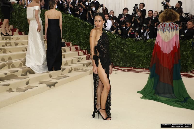 モードの祭典 MET Gala 2018 に来場したセレブリティたちを激写 〈Louis Vuitton〉の初見スーツに身を包んだヴァージル・アブローやカイリー・ジェンナーの腰に手を回し登場したTravis Scottら、各界のスターの着こなしをチェック Vogue Anna Wintour アナ・ウィンター MET Gala 2018 ファッション 音楽 エンターテイメント アート Maison Margiela メゾン・マルジェラ Rihanna リアーナ Louis Vuitton ルイ・ヴィトン Nike ナイキ Air Jordan 1 Virgil Abloh ヴァージル・アブロー Alexander Wang アレキサンダー・ワン Travis Scott トラヴィス・スコット Kylie Jenner カイリー・ジェンナー Chrome Hearts クロムハーツ Bella Hadid ベラ・ハディッド ブラックパンサー Chadwick Boseman チャドウィック・ボーズマン Gucci グッチ Alessandro Michele アレッサンドロ・ミケーレ Luka Sabbat ルカ・サバット HYPEBEAST ハイプビースト