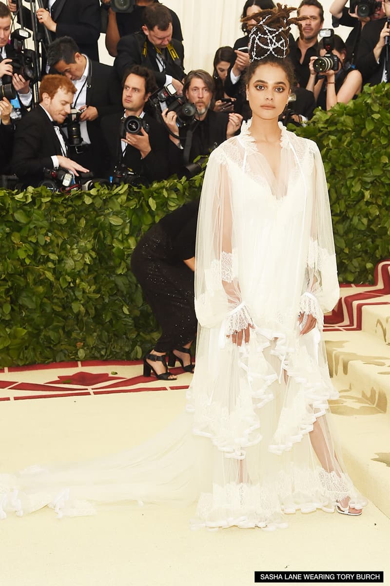 モードの祭典 MET Gala 2018 に来場したセレブリティたちを激写 〈Louis Vuitton〉の初見スーツに身を包んだヴァージル・アブローやカイリー・ジェンナーの腰に手を回し登場したTravis Scottら、各界のスターの着こなしをチェック Vogue Anna Wintour アナ・ウィンター MET Gala 2018 ファッション 音楽 エンターテイメント アート Maison Margiela メゾン・マルジェラ Rihanna リアーナ Louis Vuitton ルイ・ヴィトン Nike ナイキ Air Jordan 1 Virgil Abloh ヴァージル・アブロー Alexander Wang アレキサンダー・ワン Travis Scott トラヴィス・スコット Kylie Jenner カイリー・ジェンナー Chrome Hearts クロムハーツ Bella Hadid ベラ・ハディッド ブラックパンサー Chadwick Boseman チャドウィック・ボーズマン Gucci グッチ Alessandro Michele アレッサンドロ・ミケーレ Luka Sabbat ルカ・サバット HYPEBEAST ハイプビースト