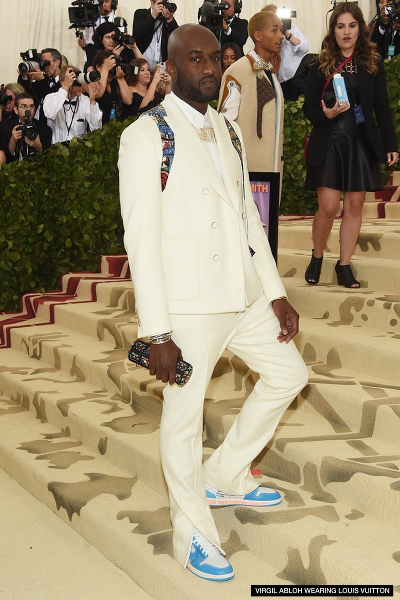 モードの祭典 MET Gala 2018 に来場したセレブリティたちを激写 〈Louis Vuitton〉の初見スーツに身を包んだヴァージル・アブローやカイリー・ジェンナーの腰に手を回し登場したTravis Scottら、各界のスターの着こなしをチェック Vogue Anna Wintour アナ・ウィンター MET Gala 2018 ファッション 音楽 エンターテイメント アート Maison Margiela メゾン・マルジェラ Rihanna リアーナ Louis Vuitton ルイ・ヴィトン Nike ナイキ Air Jordan 1 Virgil Abloh ヴァージル・アブロー Alexander Wang アレキサンダー・ワン Travis Scott トラヴィス・スコット Kylie Jenner カイリー・ジェンナー Chrome Hearts クロムハーツ Bella Hadid ベラ・ハディッド ブラックパンサー Chadwick Boseman チャドウィック・ボーズマン Gucci グッチ Alessandro Michele アレッサンドロ・ミケーレ Luka Sabbat ルカ・サバット HYPEBEAST ハイプビースト