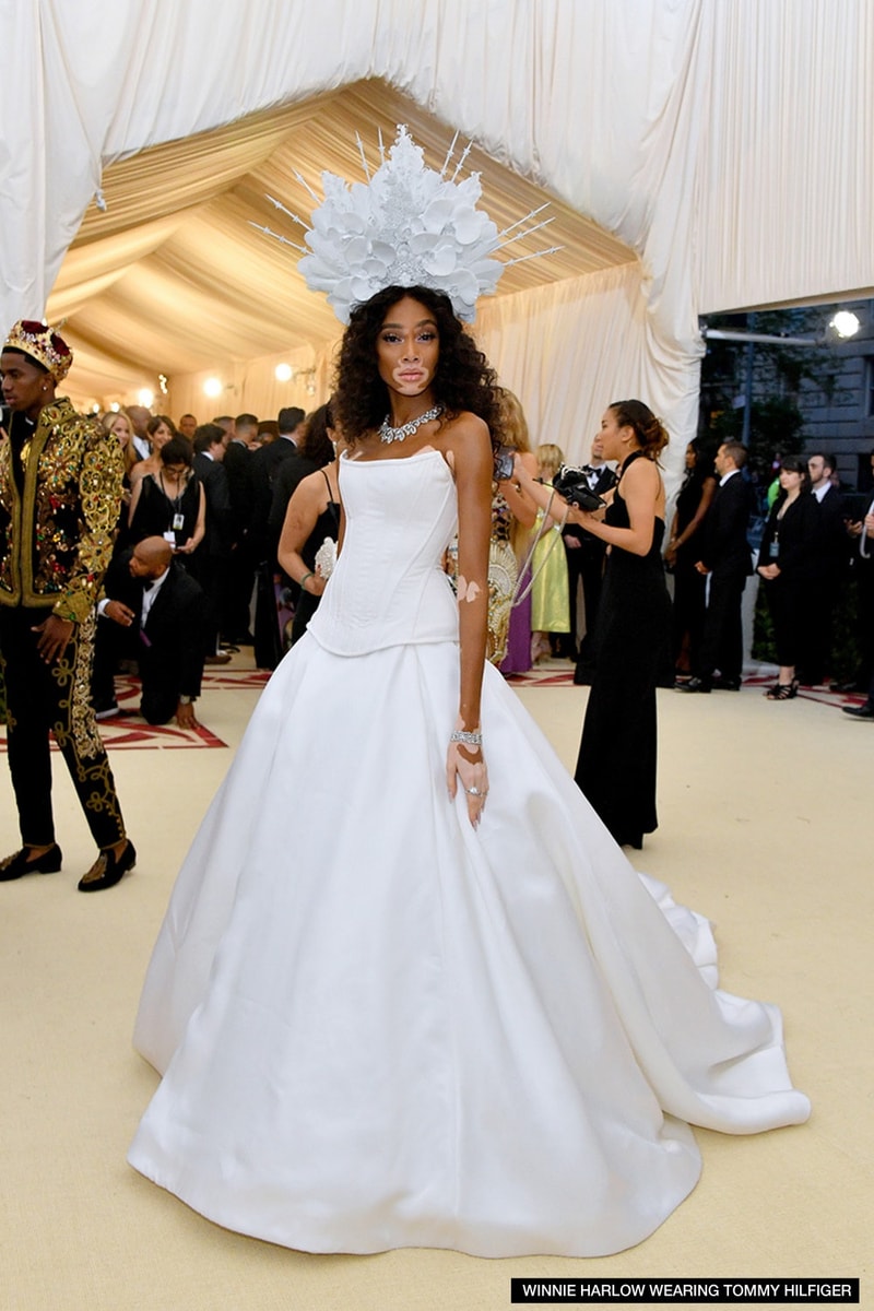 モードの祭典 MET Gala 2018 に来場したセレブリティたちを激写 〈Louis Vuitton〉の初見スーツに身を包んだヴァージル・アブローやカイリー・ジェンナーの腰に手を回し登場したTravis Scottら、各界のスターの着こなしをチェック Vogue Anna Wintour アナ・ウィンター MET Gala 2018 ファッション 音楽 エンターテイメント アート Maison Margiela メゾン・マルジェラ Rihanna リアーナ Louis Vuitton ルイ・ヴィトン Nike ナイキ Air Jordan 1 Virgil Abloh ヴァージル・アブロー Alexander Wang アレキサンダー・ワン Travis Scott トラヴィス・スコット Kylie Jenner カイリー・ジェンナー Chrome Hearts クロムハーツ Bella Hadid ベラ・ハディッド ブラックパンサー Chadwick Boseman チャドウィック・ボーズマン Gucci グッチ Alessandro Michele アレッサンドロ・ミケーレ Luka Sabbat ルカ・サバット HYPEBEAST ハイプビースト
