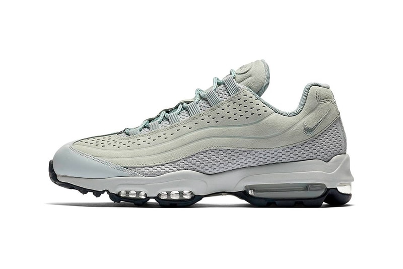 夏仕様にメイクオーバーされたNike Air Max 95 Ultra Premium BR 暑くなる季節に嬉しい涼しげな装いのAM95がスタンバイ 数多くの伝説を持つ〈Nike（ナイキ）〉Air Max 95の歴史に新たな1ページが加わる。Air Max 95 Ultra Premium BRは、2015年に同シューズの生誕20周年を記念して制作され、以来断続的にリリースされているAir Max 95 Ultraシリーズの最新作となる。  人間の筋肉からヒントを得たという同モデルを特徴付ける流線的なアッパーは、オリジナルモデルと比べレイヤーを簡略化、通気性の良い軽量のメッシュ素材を使用し、アクセントにスエードを重ねた構成で、トゥキャップには上質なレザーが用いられている。また、ソールにもマイナーチェンジが施され、過去のAM95 Ultraシリーズや2016年に復刻リリースのAir Max 96でも使用されてきたボリューム感を抑えたAIRユニットに置き換えられ、アウトソールも同パターンを踏襲。現状、カラーウェイは、グレー/カーキとホワイト/サーモンピンク、オールブラックの3色が確認されている。  リリースに関する詳細は公式発表されていないが、上のフォトロールよりそのビジュアルをチェックし、今後の〈Nike〉のアップデートに備えよう。