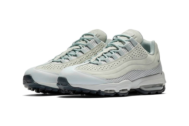 夏仕様にメイクオーバーされたNike Air Max 95 Ultra Premium BR 暑くなる季節に嬉しい涼しげな装いのAM95がスタンバイ 数多くの伝説を持つ〈Nike（ナイキ）〉Air Max 95の歴史に新たな1ページが加わる。Air Max 95 Ultra Premium BRは、2015年に同シューズの生誕20周年を記念して制作され、以来断続的にリリースされているAir Max 95 Ultraシリーズの最新作となる。  人間の筋肉からヒントを得たという同モデルを特徴付ける流線的なアッパーは、オリジナルモデルと比べレイヤーを簡略化、通気性の良い軽量のメッシュ素材を使用し、アクセントにスエードを重ねた構成で、トゥキャップには上質なレザーが用いられている。また、ソールにもマイナーチェンジが施され、過去のAM95 Ultraシリーズや2016年に復刻リリースのAir Max 96でも使用されてきたボリューム感を抑えたAIRユニットに置き換えられ、アウトソールも同パターンを踏襲。現状、カラーウェイは、グレー/カーキとホワイト/サーモンピンク、オールブラックの3色が確認されている。  リリースに関する詳細は公式発表されていないが、上のフォトロールよりそのビジュアルをチェックし、今後の〈Nike〉のアップデートに備えよう。