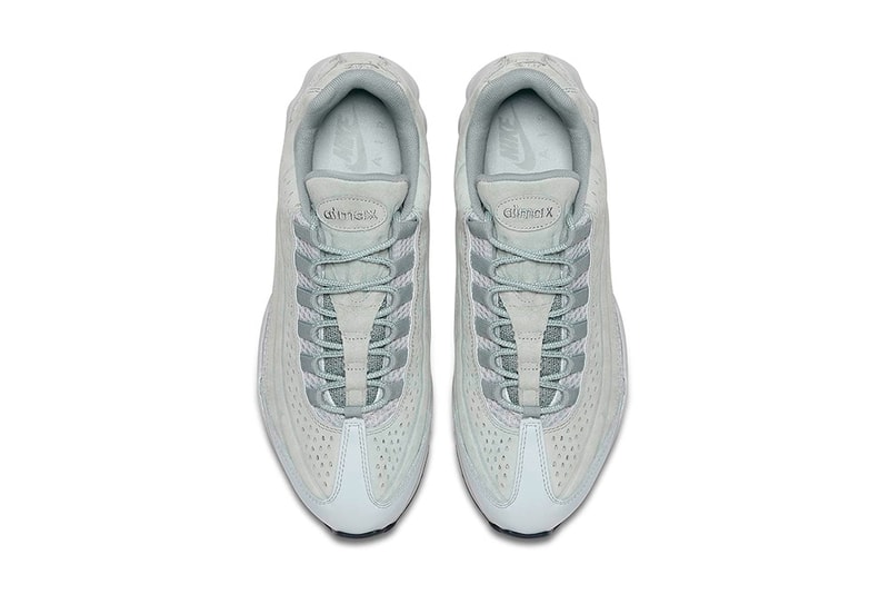 夏仕様にメイクオーバーされたNike Air Max 95 Ultra Premium BR 暑くなる季節に嬉しい涼しげな装いのAM95がスタンバイ 数多くの伝説を持つ〈Nike（ナイキ）〉Air Max 95の歴史に新たな1ページが加わる。Air Max 95 Ultra Premium BRは、2015年に同シューズの生誕20周年を記念して制作され、以来断続的にリリースされているAir Max 95 Ultraシリーズの最新作となる。  人間の筋肉からヒントを得たという同モデルを特徴付ける流線的なアッパーは、オリジナルモデルと比べレイヤーを簡略化、通気性の良い軽量のメッシュ素材を使用し、アクセントにスエードを重ねた構成で、トゥキャップには上質なレザーが用いられている。また、ソールにもマイナーチェンジが施され、過去のAM95 Ultraシリーズや2016年に復刻リリースのAir Max 96でも使用されてきたボリューム感を抑えたAIRユニットに置き換えられ、アウトソールも同パターンを踏襲。現状、カラーウェイは、グレー/カーキとホワイト/サーモンピンク、オールブラックの3色が確認されている。  リリースに関する詳細は公式発表されていないが、上のフォトロールよりそのビジュアルをチェックし、今後の〈Nike〉のアップデートに備えよう。