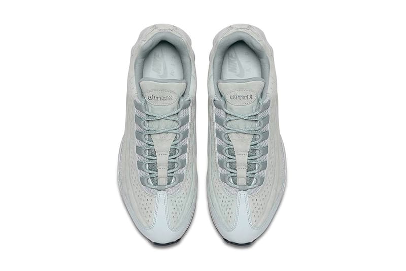 夏仕様にメイクオーバーされたNike Air Max 95 Ultra Premium BR 暑くなる季節に嬉しい涼しげな装いのAM95がスタンバイ 数多くの伝説を持つ〈Nike(ナイキ)〉Air Max 95の歴史に新たな1ページが加わる。Air Max 95 Ultra Premium BRは、2015年に同シューズの生誕20周年を記念して制作され、以来断続的にリリースされているAir Max 95 Ultraシリーズの最新作となる。 人間の筋肉からヒントを得たという同モデルを特徴付ける流線的なアッパーは、オリジナルモデルと比べレイヤーを簡略化、通気性の良い軽量のメッシュ素材を使用し、アクセントにスエードを重ねた構成で、トゥキャップには上質なレザーが用いられている。また、ソールにもマイナーチェンジが施され、過去のAM95 Ultraシリーズや2016年に復刻リリースのAir Max 96でも使用されてきたボリューム感を抑えたAIRユニットに置き換えられ、アウトソールも同パターンを踏襲。現状、カラーウェイは、グレー/カーキとホワイト/サーモンピンク、オールブラックの3色が確認されている。 リリースに関する詳細は公式発表されていないが、上のフォトロールよりそのビジュアルをチェックし、今後の〈Nike〉のアップデートに備えよう。