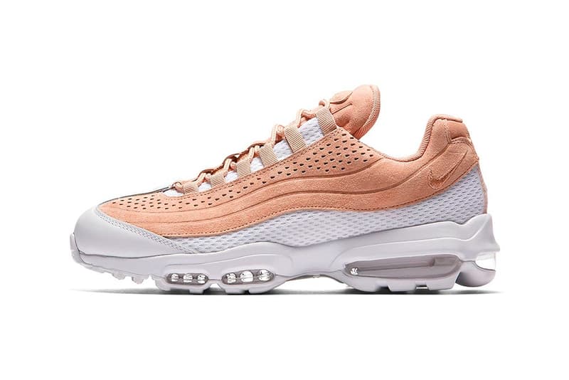 夏仕様にメイクオーバーされたNike Air Max 95 Ultra Premium BR 暑くなる季節に嬉しい涼しげな装いのAM95がスタンバイ 数多くの伝説を持つ〈Nike(ナイキ)〉Air Max 95の歴史に新たな1ページが加わる。Air Max 95 Ultra Premium BRは、2015年に同シューズの生誕20周年を記念して制作され、以来断続的にリリースされているAir Max 95 Ultraシリーズの最新作となる。 人間の筋肉からヒントを得たという同モデルを特徴付ける流線的なアッパーは、オリジナルモデルと比べレイヤーを簡略化、通気性の良い軽量のメッシュ素材を使用し、アクセントにスエードを重ねた構成で、トゥキャップには上質なレザーが用いられている。また、ソールにもマイナーチェンジが施され、過去のAM95 Ultraシリーズや2016年に復刻リリースのAir Max 96でも使用されてきたボリューム感を抑えたAIRユニットに置き換えられ、アウトソールも同パターンを踏襲。現状、カラーウェイは、グレー/カーキとホワイト/サーモンピンク、オールブラックの3色が確認されている。 リリースに関する詳細は公式発表されていないが、上のフォトロールよりそのビジュアルをチェックし、今後の〈Nike〉のアップデートに備えよう。
