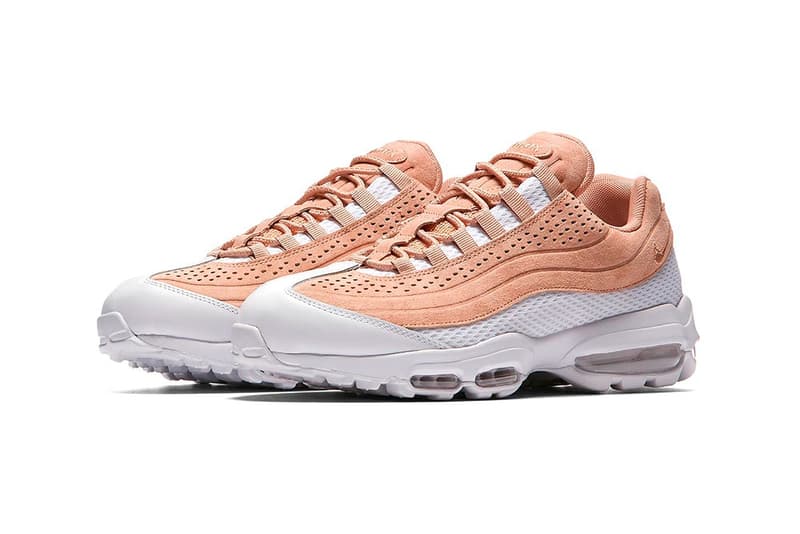 夏仕様にメイクオーバーされたNike Air Max 95 Ultra Premium BR 暑くなる季節に嬉しい涼しげな装いのAM95がスタンバイ 数多くの伝説を持つ〈Nike(ナイキ)〉Air Max 95の歴史に新たな1ページが加わる。Air Max 95 Ultra Premium BRは、2015年に同シューズの生誕20周年を記念して制作され、以来断続的にリリースされているAir Max 95 Ultraシリーズの最新作となる。 人間の筋肉からヒントを得たという同モデルを特徴付ける流線的なアッパーは、オリジナルモデルと比べレイヤーを簡略化、通気性の良い軽量のメッシュ素材を使用し、アクセントにスエードを重ねた構成で、トゥキャップには上質なレザーが用いられている。また、ソールにもマイナーチェンジが施され、過去のAM95 Ultraシリーズや2016年に復刻リリースのAir Max 96でも使用されてきたボリューム感を抑えたAIRユニットに置き換えられ、アウトソールも同パターンを踏襲。現状、カラーウェイは、グレー/カーキとホワイト/サーモンピンク、オールブラックの3色が確認されている。 リリースに関する詳細は公式発表されていないが、上のフォトロールよりそのビジュアルをチェックし、今後の〈Nike〉のアップデートに備えよう。