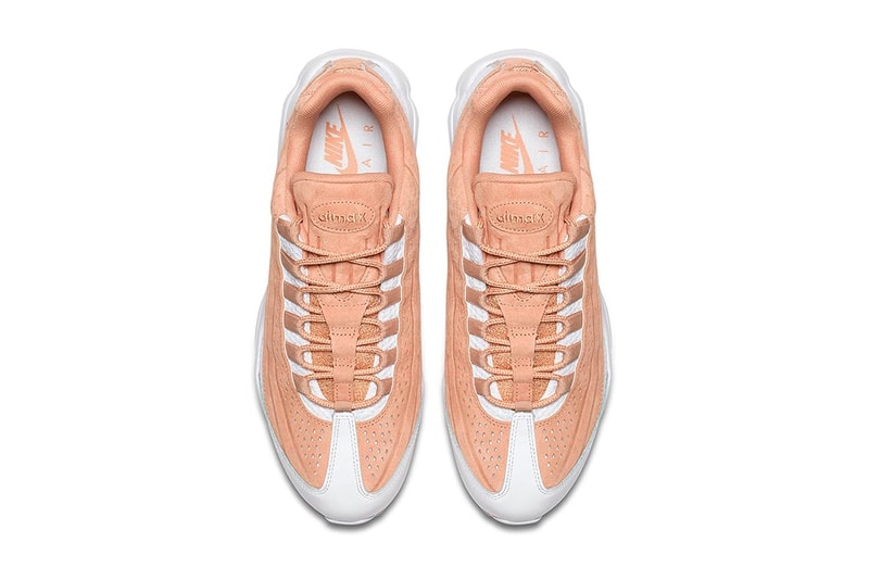 夏仕様にメイクオーバーされたNike Air Max 95 Ultra Premium BR 暑くなる季節に嬉しい涼しげな装いのAM95がスタンバイ 数多くの伝説を持つ〈Nike（ナイキ）〉Air Max 95の歴史に新たな1ページが加わる。Air Max 95 Ultra Premium BRは、2015年に同シューズの生誕20周年を記念して制作され、以来断続的にリリースされているAir Max 95 Ultraシリーズの最新作となる。  人間の筋肉からヒントを得たという同モデルを特徴付ける流線的なアッパーは、オリジナルモデルと比べレイヤーを簡略化、通気性の良い軽量のメッシュ素材を使用し、アクセントにスエードを重ねた構成で、トゥキャップには上質なレザーが用いられている。また、ソールにもマイナーチェンジが施され、過去のAM95 Ultraシリーズや2016年に復刻リリースのAir Max 96でも使用されてきたボリューム感を抑えたAIRユニットに置き換えられ、アウトソールも同パターンを踏襲。現状、カラーウェイは、グレー/カーキとホワイト/サーモンピンク、オールブラックの3色が確認されている。  リリースに関する詳細は公式発表されていないが、上のフォトロールよりそのビジュアルをチェックし、今後の〈Nike〉のアップデートに備えよう。