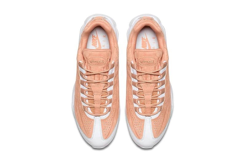 夏仕様にメイクオーバーされたNike Air Max 95 Ultra Premium BR 暑くなる季節に嬉しい涼しげな装いのAM95がスタンバイ 数多くの伝説を持つ〈Nike(ナイキ)〉Air Max 95の歴史に新たな1ページが加わる。Air Max 95 Ultra Premium BRは、2015年に同シューズの生誕20周年を記念して制作され、以来断続的にリリースされているAir Max 95 Ultraシリーズの最新作となる。 人間の筋肉からヒントを得たという同モデルを特徴付ける流線的なアッパーは、オリジナルモデルと比べレイヤーを簡略化、通気性の良い軽量のメッシュ素材を使用し、アクセントにスエードを重ねた構成で、トゥキャップには上質なレザーが用いられている。また、ソールにもマイナーチェンジが施され、過去のAM95 Ultraシリーズや2016年に復刻リリースのAir Max 96でも使用されてきたボリューム感を抑えたAIRユニットに置き換えられ、アウトソールも同パターンを踏襲。現状、カラーウェイは、グレー/カーキとホワイト/サーモンピンク、オールブラックの3色が確認されている。 リリースに関する詳細は公式発表されていないが、上のフォトロールよりそのビジュアルをチェックし、今後の〈Nike〉のアップデートに備えよう。