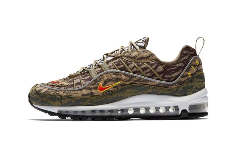 Nike より強烈な総柄プリントを採用した Air Max 98 “AOP” パックが登場 幾何学模様とカモ柄の個性豊かな2パターンがラインアップ スニーカーブームも一段落した90年代後半に登場したAir Max 98は、伝説のAir Max 95の生みの親、Sergio Lozano(セルジオ・ロザーノ)によって生み出されたシューズであるが、本モデルはそのアッパーのデザインや構成から、前年に発売された兄貴分のAir Max 97と比べるとカラフルで派手めの配色や素材を用いてリリースされる傾向にある。今回発表された“AOP(All-Over Print) ”パックでもその特徴が全面に出されている。 ブラック/ホワイトは〈ACRONYM®(アクロニウム)〉のAir VaporMax Moc 2にも通ずる幾何学模様が印象的であるが、ブラックのシュータンとマッドガードを装着することによって実際のデザイン以上に引き締まった印象を与える。一方、カモフラージュモデルは、部位によって異なるトーンのカモ柄がグラデーションのアッパーを構成。こちらのシュータンでも先述の幾何学模様が確認できる。両カラーウェイともにリフレクティブ素材のパイピングがあしらわれ、イエローで縁取りしたオレンジの小さなスウッシュを刺繍。そして、ソールはシンプルにホワイトのミッドソールに、当時の最先端テクノロジーであったフルレングスのMAX AIRが組み込まれ、アウトソールをブラックで仕上げている。 Air Max 98 “AOL”パックの発売日は5月31日(現地時間)、価格は160ドル(約176,00円)となる模様。上のフォトロールより各カラーウェイをチェックし、国内展開については〈Nike(ナイキ)〉からの続報を待とう。 HYPEBEAST